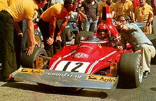 Mauro Forghieri da indicaciones a Lauda en GP de Espaa de 1974 en el Jarama. El B3 haba sido profundamente reformado...