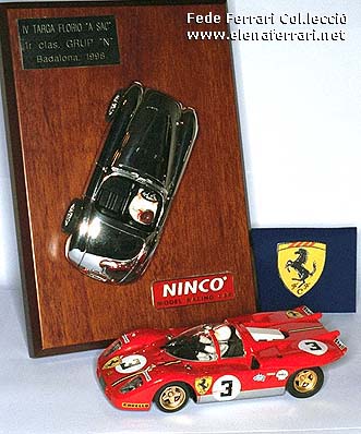 Nuestro Ferrari, junto al trofeo entregado por NINCO...