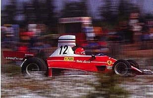 Niki Lauda, campeón del mundo 1975, con el 312T...