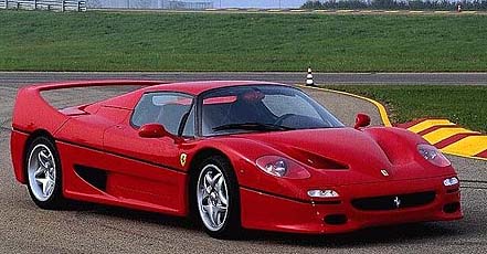 Impresionante Ferrari F50 con el techo montado, parado en la pista de Fiorano...