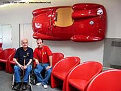 Fede con Sergi en el Showroom de Ferrari (2004)