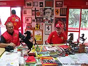 Carles y Fede en el Ferrari Club Maranello (2004)