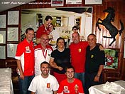 De izquierda a derecha: Antonio Mora, Fede, Mamma Rosella, Sergi, Carles Balet, Enrique Ramallo y Miguel Angel Mora - Ristorante Montana 2007