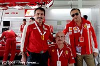 Con Andrea Galletti y Mario Guarnieri en el Box de la Scuderia Ferrari, durante las Finales Mundiales Ferrari en Valencia - Noviembre de 2009