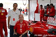 Con Xavi Macin en el Box de la Scuderia Ferrari, 
durante las Finales Mundiales Ferrari en Valencia - Noviembre de 2009