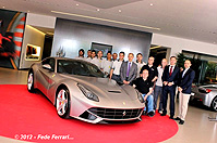 Sergi y yo, junto al equipo de mecnicos y vendedores de Ferrari Maserati Barcelona, durante la presentacin del Ferrari F12 berlinetta en Barcelona - Mayo de 2012