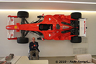 En el Showroom de Ferrari, esperando para entrar a visitar la Fabrica (Maranello) - Octubre de 2010