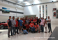 Grupo del Ferrari Club Espaa posando junto a Horacio Pagani, durante nuestra visita a la Fbrica Pagani - Viaje a Italia 2013
