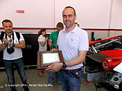 Amato Ferrari mostrando la placa que le entreg el Ferrari Club Espaa durante nuestra visita a AF Corse, en Piacenza, Julio de 2014