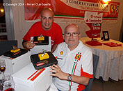 Sergi Miquel y yo, con los obsequios recibidos durante la Cena del 30 Aniversario del SFC San Martino di Bareggio, Ristorante Paddock (Maranello Village), Julio de 2014