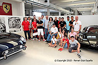 Foto de grupo de los socios del Ferrari Club Espaa, durante nuestra visita a Carrozzeria Zanasi, posando con Marco Zanasi. Maranello, Julio de 2015