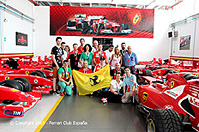 Foto de grupo de los socios del Ferrari Club Espaa, posando junto a los monoplazas historicos de Ferrari, en la nave F1 Clienti de la Gestione Sportiva de Maranello, Julio de 2015