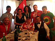 Foto de grupo con Alberto, Javier, Stoyka, Miguel y Sergio, junto a Anna Pirri y Armando, camareros del Ristorante Cavallino de Maranello, Julio de 2015