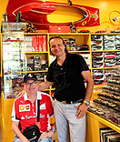Foto con mi amigo Luca Fornetti del establecimiento Shopping Formula 1 de Maranello, Julio de 2015