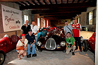 Foto con Stoyka, Alberto, Miguel, Sergio, Sergi y Javier, junto al mtico Auto Avio 815, durante nuestra visita a la Collezione Righini en Panzano (Castelfranco Emilia, Italia), Julio de 2015