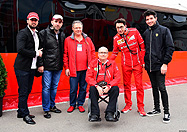 Con Mattia Binotto, durante los test de pretemporada de F1 en el Circuit de Barcelona-Catalunya, Febrero de 2017